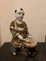 Satsuma sculptuur personage met trommelporselein
