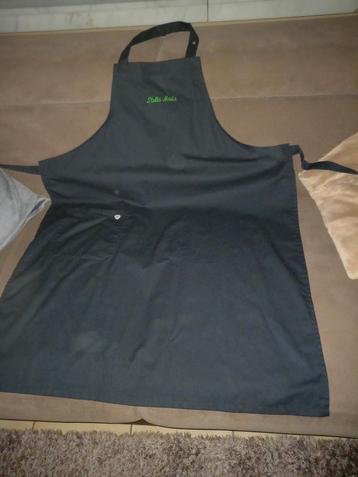 schort ,broek en hemd voor in de ZAAL *school Stella Maris*  beschikbaar voor biedingen