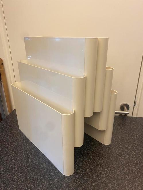 Het 3-vaks wit crème Kartell ‘4676’ tijdschriftenrek., Huis en Inrichting, Woonaccessoires | Krantenbakken en Lectuurbakken, Zo goed als nieuw