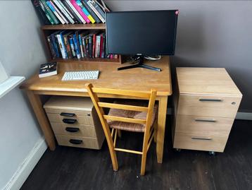 ladenblokken/ tafel/stoel/boekenrek & scherm beschikbaar voor biedingen
