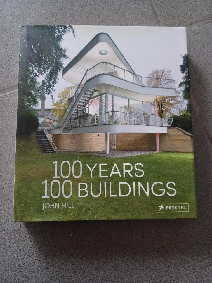 100 years, 100 buildings - John Hill, Boeken, Kunst en Cultuur | Architectuur, Zo goed als nieuw, Architectuur algemeen, Ophalen