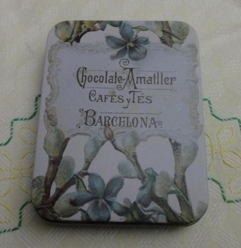 Klein plat brocante Spaans Chocolade / bonbon blikje, Verzamelen, Blikken, Gebruikt, Overige, Overige merken, Ophalen of Verzenden