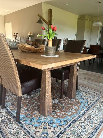 Eiken tafel + 6 stoelen beschikbaar voor biedingen