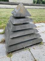 Piramide tuinbeeld in blauwe hardsteen - handgemaakt, Tuin en Terras, Ophalen, Gebruikt, Steen, Overige typen