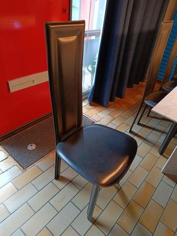 8 lederen eetkamerstoelen beschikbaar voor biedingen