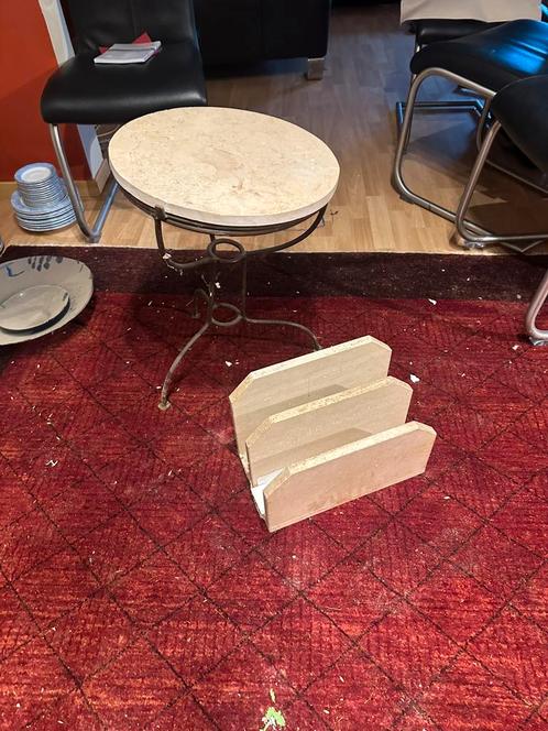 Table en fer forgé et marbre travertin + range-revue, Huis en Inrichting, Krukjes, Zo goed als nieuw, IJzer