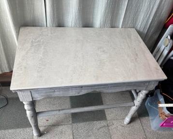 Bijzettafel beschikbaar voor biedingen