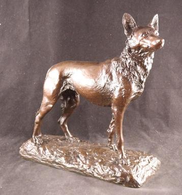 Groot antiek bronzen beeld van een herdershond beschikbaar voor biedingen