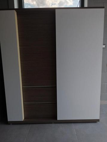 Moderne TV kast 200cm breedte x 48cm hoog x 51cm beschikbaar voor biedingen