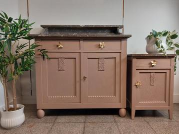 Commode en nachtkastje met mooi marmeren blad in het roze beschikbaar voor biedingen