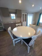 Ronde uitschuifbare tafel, 4 stoelen en vitrinekast wit, Huis en Inrichting, Ophalen