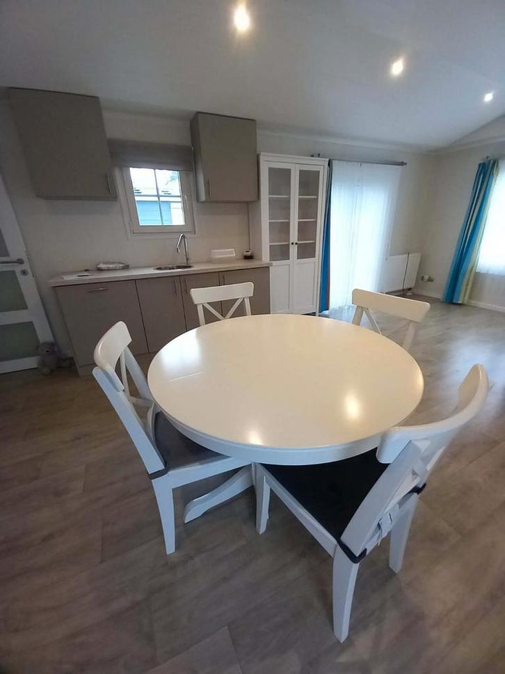 Ronde uitschuifbare tafel, 4 stoelen en vitrinekast wit, Maison & Meubles, Tables | Tables mange-debout, Enlèvement