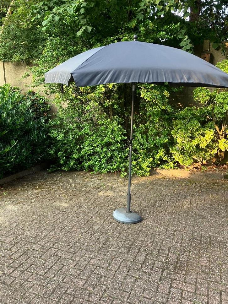 Staande parasol, Tuin en Terras, Parasols, Zo goed als nieuw, Stokparasol, 1 tot 2 meter, Kantelbaar, Ophalen