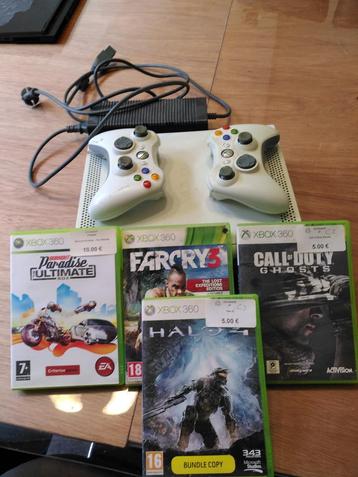 Xbox 360 avec 2 manettes et 4 jeux