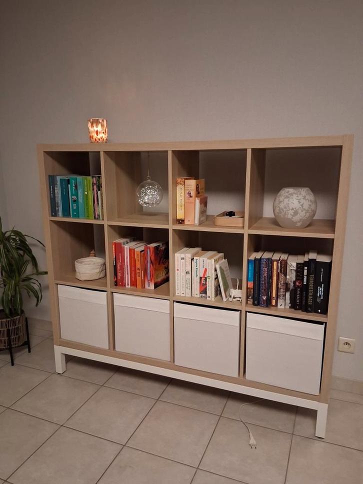 Kallax kast met wit onderframe 147x129 cm, met 4 opbergdozen, Huis en Inrichting, Kasten | Boekenkasten, Zo goed als nieuw, Ophalen