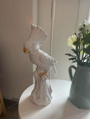 Mooie wit porseleinen vogel, met gouden bek en pootjes beschikbaar voor biedingen