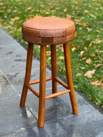 Barkrukken hout en leer/ stoelen beschikbaar voor biedingen