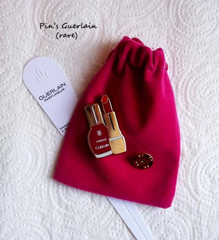 Parfumbroche met pin's/make-up, gesigneerd Guerlain, zeldzaa, Verzamelen, Speldjes, Pins en Buttons, Nieuw, Speldje of Pin, Verzenden