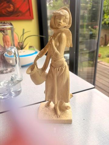 Vrouw met sjaal, blote voeten en kruik beschikbaar voor biedingen