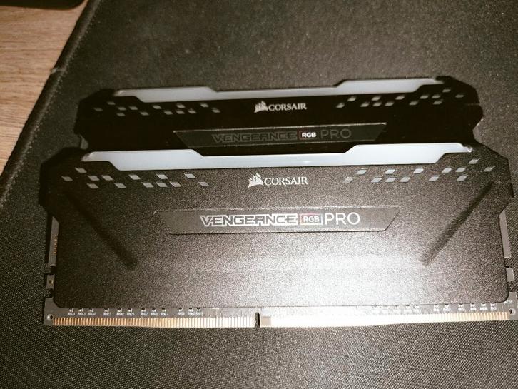RAM geheugen - Corsair Vengeance RGB PRO – 32 GB DDR4, Computers en Software, RAM geheugen, Zo goed als nieuw, Desktop, 32 GB