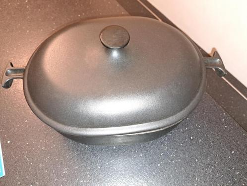 Vintage zwarte ovale stoofpot " Le Creuset", Huis en Inrichting, Keuken | Potten en Pannen, Gebruikt, Overige typen, Gietijzer