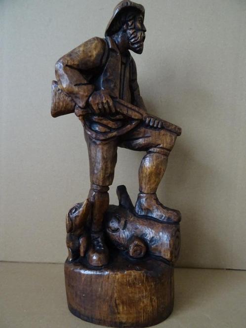 Sculpture chasseur statue en bois chasseur avec chien 1960, Collections, Statues & Figurines, Comme neuf, Humain, Enlèvement ou Envoi