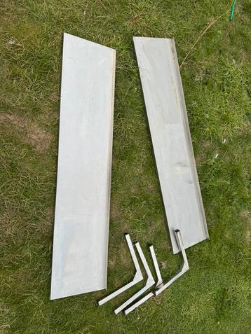 2 roestvrijstalen planken van 160 cm beschikbaar voor biedingen