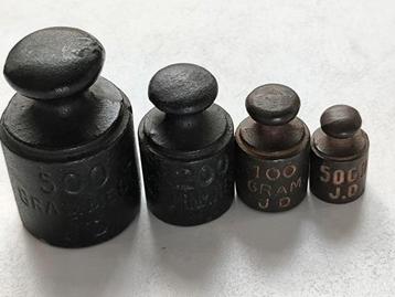Set metalen gewichten, gemerkt beschikbaar voor biedingen