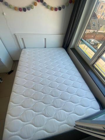 Bed met matrass 140x 200 cm beschikbaar voor biedingen