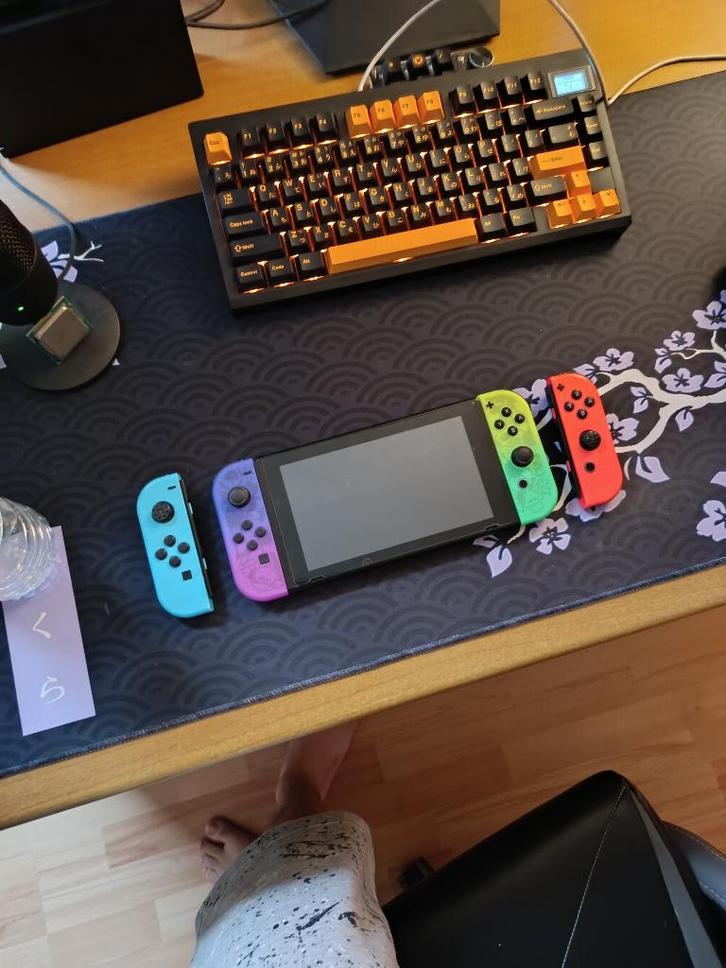 Nintendo Switch | 4 controllers | Carrying case, Games en Spelcomputers, Spelcomputers | Nintendo Switch, Zo goed als nieuw, Switch 2019 Upgrade