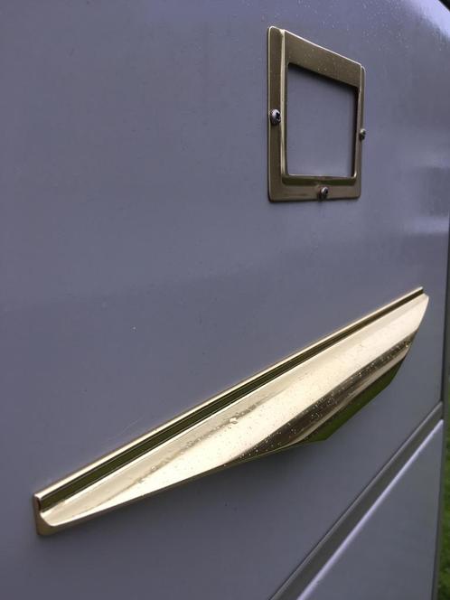 Metalen kast met unieke design handgrepen, Huis en Inrichting, Kasten | Roldeurkasten en Archiefkasten, Ophalen
