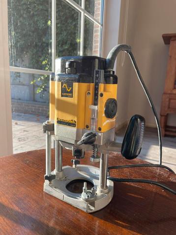 Routeur DeWalt : une machine puissante en parfait état, Enlèvement, Comme neuf