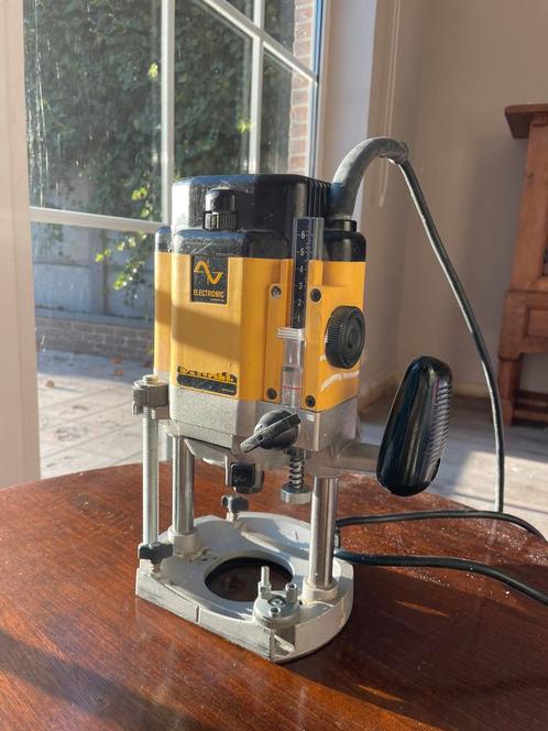 DeWalt bovenfrees – krachtige machine in topstaat, Doe-het-zelf en Bouw, Gereedschap | Handgereedschap, Zo goed als nieuw, Ophalen