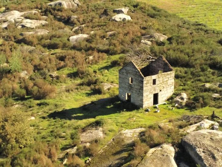 Boerderij met ruïne, land van 57.500m2, met klein beekj, Immo, Huizen en Appartementen te koop, 1500 m² of meer, Vrijstaande woning