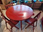 Table ronde et 5 chaises rouges