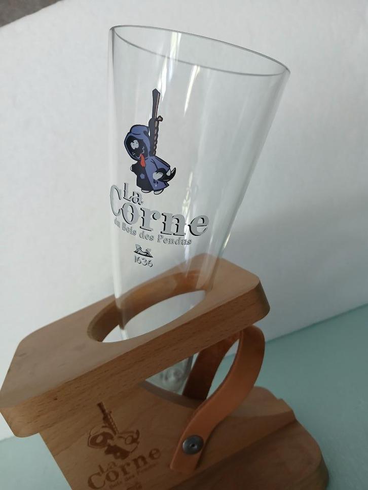 Glas op houten sokkel LA CORNE DU BOIS DES PENDUS in geparfu, Verzamelen, Biermerken, Nieuw, Glas of Glazen, Overige merken, Ophalen of Verzenden