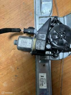 Motor raammechaniek rechtsvoor Peugeot 208 ('12->, Auto-onderdelen, Ruiten en Toebehoren, Peugeot, Gebruikt, Ophalen of Verzenden