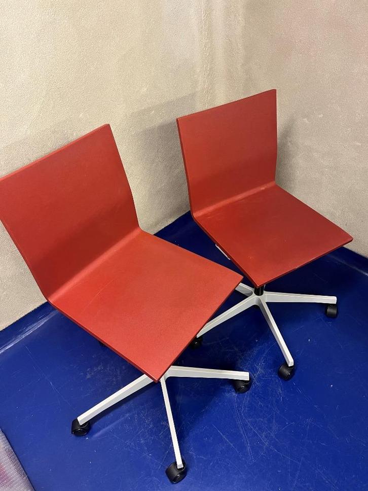 2x Vitra .04 stoelen, Huis en Inrichting, Stoelen, Gebruikt, Twee, Kunststof, Metaal, Rood, Ophalen of Verzenden