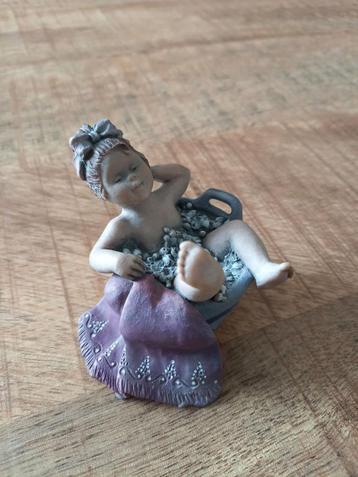 Twee mooie Elisabeeldjes in perfecte staat beschikbaar voor biedingen