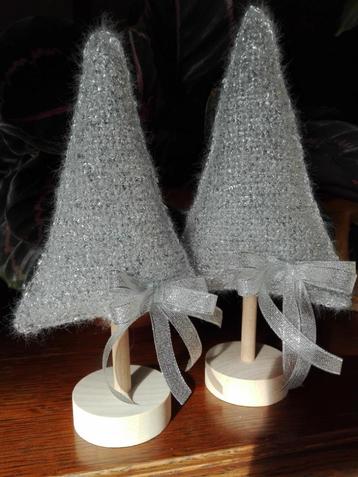 Kerstdecoratie - gehaakte kerstboompjes beschikbaar voor biedingen