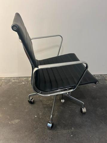 Eames replica bureaustoel in echt leder