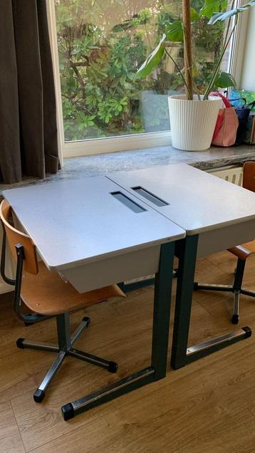 Vintage schoolbankjes kinderbureau met stoelen beschikbaar voor biedingen