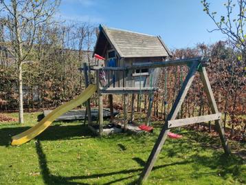 Jungle gym - huisje met schommels en zandbak beschikbaar voor biedingen