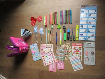 pennenzak dubbel met schoolgerei , stiften stickers potloden beschikbaar voor biedingen