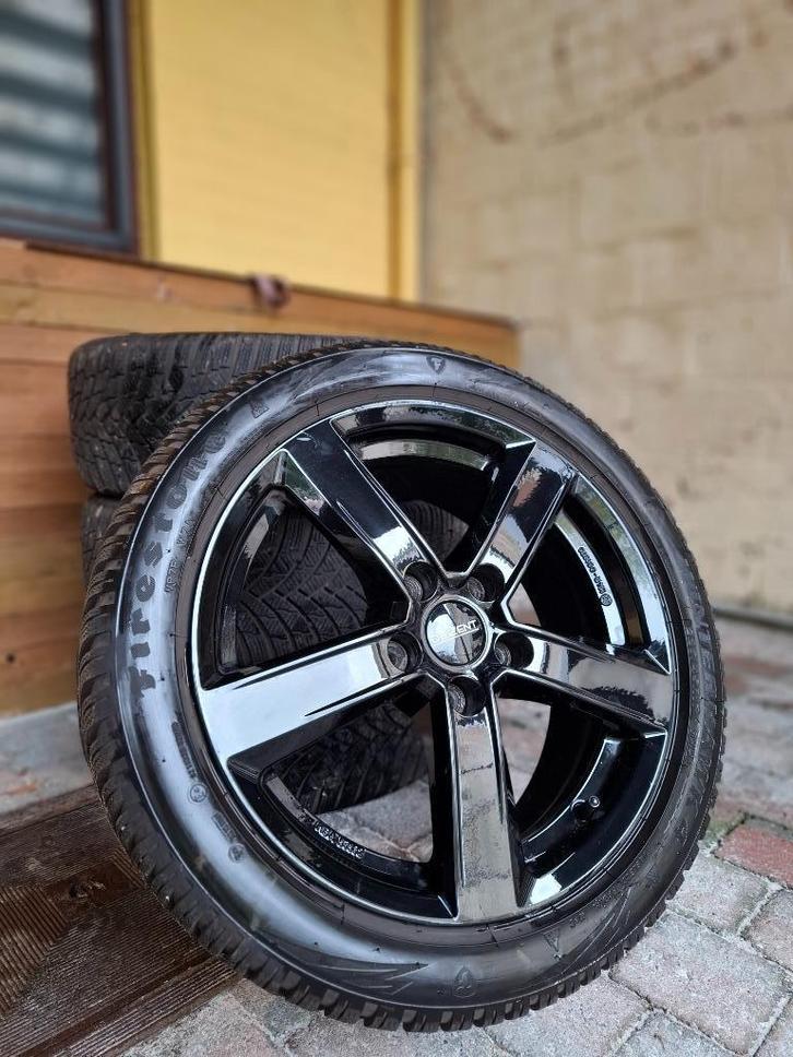 Set 17" winterbanden op zwarte DEZENT velgen, Auto-onderdelen, Banden en Velgen, Band(en), Winterbanden, 17 inch, 225 mm, Personenwagen