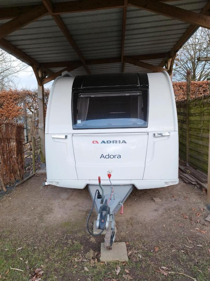caravan adria adora, Caravanes & Camping, Caravanes, Particulier, jusqu'à 4, 1000 - 1250 kg, Banquette en rond, Adria, Grand lit