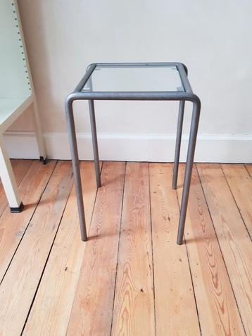 Vintage stoere bijzettafel - buisvormig metaal met glas beschikbaar voor biedingen