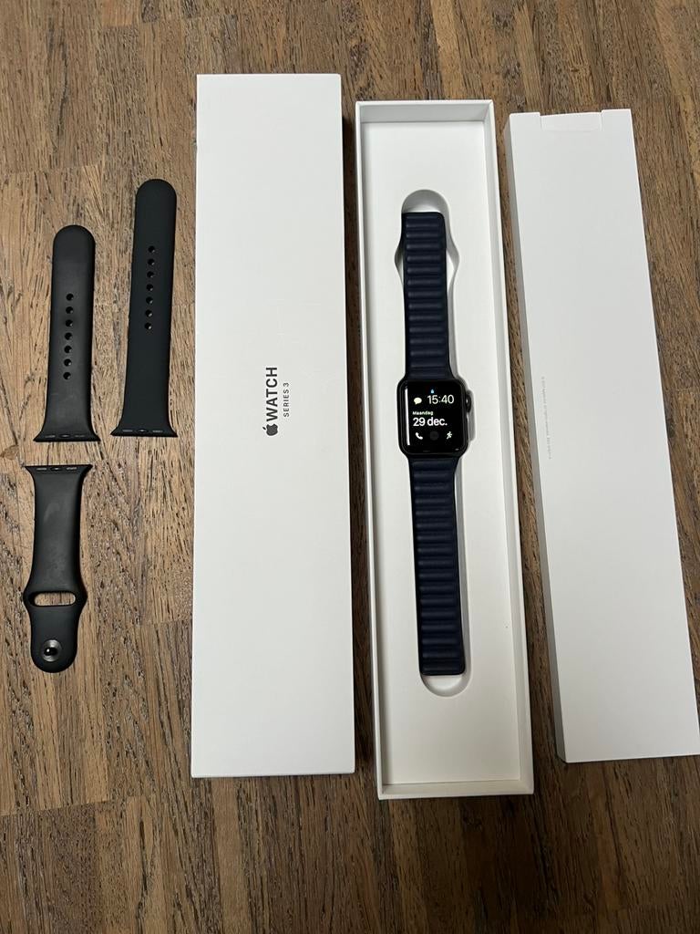 Iwatch 3 apple perfecte staat - extra bandje, Handtassen en Accessoires, Smartwatches, Zo goed als nieuw, Blauw, Ophalen of Verzenden
