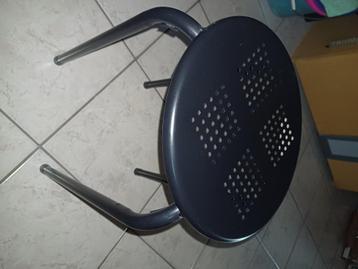 Zwart metalen krukje beschikbaar voor biedingen