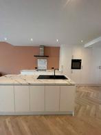 Jonge keuken (2021) met eiland en natuursteen werkblad, Huis en Inrichting, Ophalen, Gebruikt, Wit, Overige typen